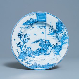 Een blauw-witte Delftse chinoiserie schotel, 17e eeuw