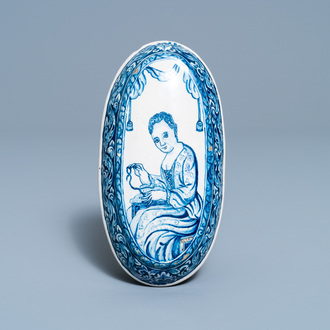 Un dos de brosse en faïence de Delft en bleu et blanc à décor d'une couturière, 18ème