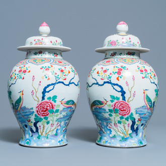 Une paire de vases couverts en porcelaine de Chine famille rose à décor de faisans, 19ème