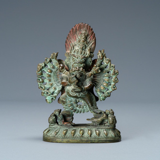 Un groupe figurant Mahakala et Yab-Yum en bronze, Sino-Tibet, 18/19ème