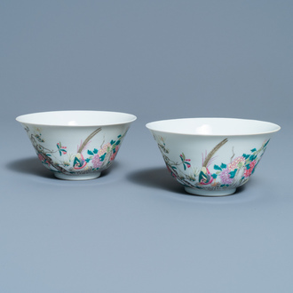 Une paire de bols en porcelaine de Chine famille rose à décor de faisans, marque de Qianlong, République