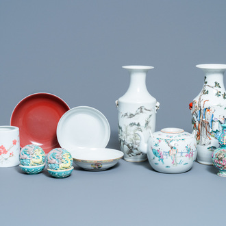 Een diverse collectie Chinees porselein, 19/20e eeuw