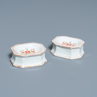 Une paire de salerons en porcelaine de Chine armoriée aux armes de Ross of Balnagowan pour le marché écossais, Qianlong