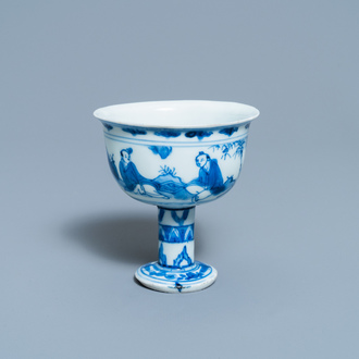 Un bol sur piedouche en porcelaine de Chine en bleu et blanc à décor de joueurs de go, époque Transition