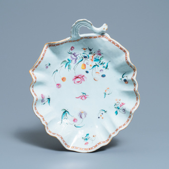 Un présentoir en forme de feuille en porcelaine de Chine famille rose, Qianlong