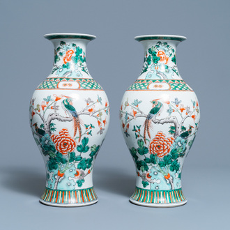 Une paire de vases en porcelaine de Chine famille verte à décor d'oiseaux, République