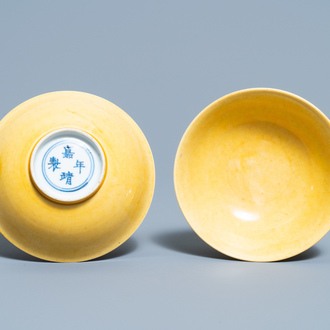 Une paire de bols en porcelaine de Chine jaune monochrome, marque et époque de Jiajing