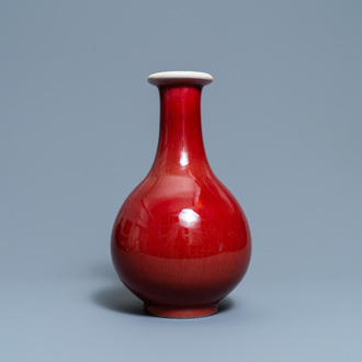 Un vase de forme bouteille en porcelaine de Chine langyao monochrome, marque de Jingdezhen et daté 1955