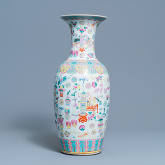 Un vase en porcelaine de Chine famille rose à décor d'antiquités, 19ème