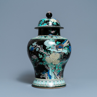 Un vase couvert en porcelaine de Chine famille noire, 19ème