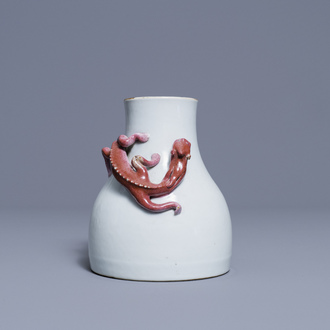 Un vase en porcelaine de Chine famille rose, marque de Yongzheng, 19/20ème