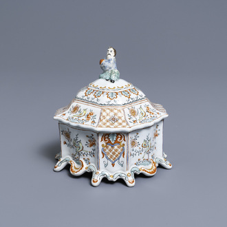 Une boîte à tabac couverte en faïence de Delft polychrome petit feu, 18ème