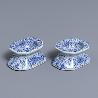 Une paire de salerons en faïence de Delft en bleu et blanc, 18ème