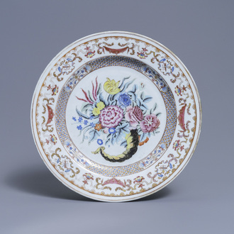 Un plat en porcelaine de Chine famille rose à décor d'une corne d'abondance, Qianlong