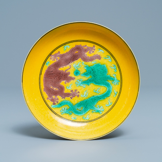 Une coupe en porcelaine de Chine à décor de dragons sur fond jaune, marque et époque de Guangxu