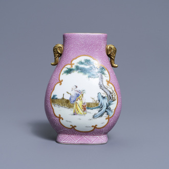 Un vase de forme 'hu' en porcelaine de Chine famille rose à fond rose, République