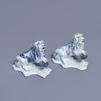Une paire de modèles de lions en faïence de Delft en bleu et blanc, 18ème