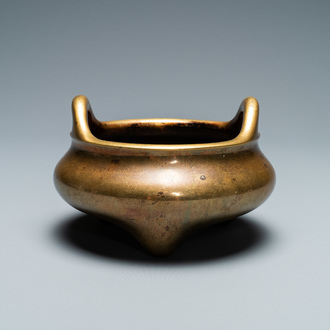 Un brûle-parfum tripod en bronze, marque de Yu Tang Qing Wan, Kangxi