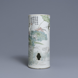 Un porte-chapeau en porcelaine de Chine qianjiang cai, 19ème