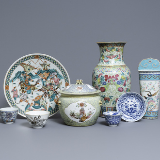 Een diverse collectie Chinees famille rose en blauw-wit porselein, 19/20e eeuw