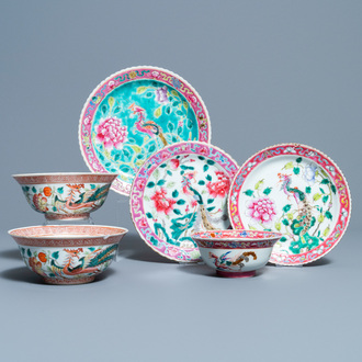 Trois assiettes et trois bols en porcelaine de Chine famille rose pour le marché Straits ou Peranakan, 19ème