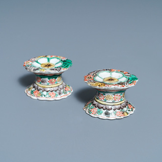 Une paire de salerons en porcelaine de Chine famille verte, Kangxi