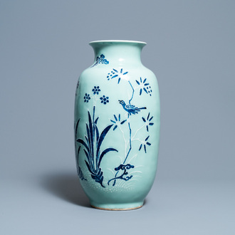 Een Chinese blauw-witte vaas met celadon fondkleur, Qianlong