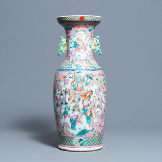 Un vase en porcelaine de Chine famille rose à fond rose, 19ème