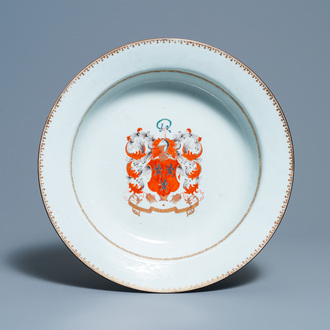 Un grand plat en porcelaine de Chine armorié aux armes de Ross of Balnagowan pour le marché écossais, Qianlong
