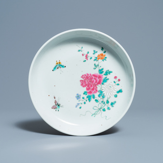 Un plat en porcelaine de Chine famille rose à décor de papillons et fleurs, 18/19ème
