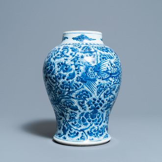 Un vase en porcelaine de Chine en bleu et blanc à décor de phénix, Kangxi