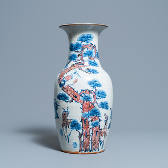 Un vase en porcelaine de Chine en bleu, blanc et rouge de cuivre à décor de cerfs et d'un daim, 19ème