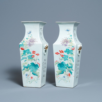 Une paire de vases de forme carrée en porcelaine de Chine famille rose, 19ème