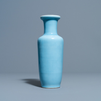 Un vase en porcelaine de Chine bleu de lavande monochrome, marque de Kangxi, 19ème