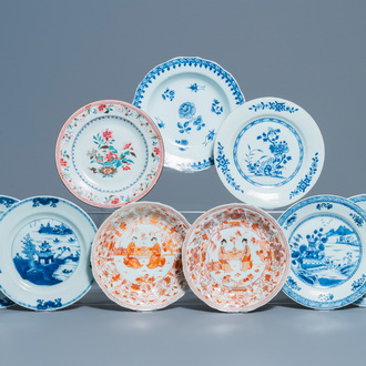 Negen Chinese blauw-witte, ijzerrode en vergulde en famille rose borden, Kangxi/Qianlong