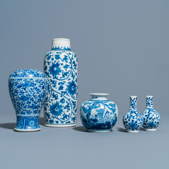 Cinq vases en porcelaine de Chine en bleu et blanc, Kangxi et après