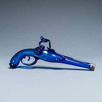 Een kobaltblauwe glazen flacon in de vorm van een pistool, België of Nederland, 17e eeuw