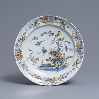 Een polychrome Delftse Kakiemon-stijl schotel, 18e eeuw