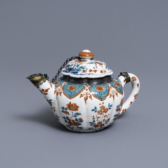 Une théière couverte en faïence de Delft polychrome petit feu et doré, début du 18ème