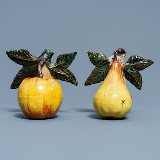 Een polychroom Delfts model van een appel en één van een peer, 18e eeuw