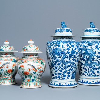 Twee paar Chinese blauw-witte en famille verte dekselvazen, 19/20e eeuw