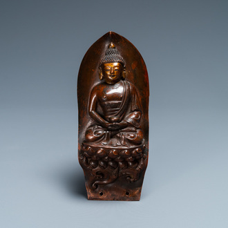 Een gelakte en vergulde gehamerde koperen plaquette met Boeddha, Mongolië, 18e eeuw