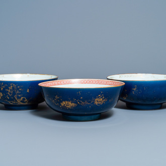 Trois bols en porcelaine de Chine bleu monochrome à décor doré, Kangxi