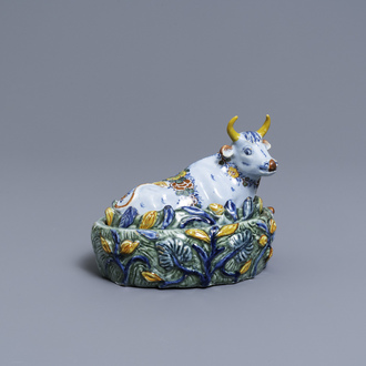 Un beurrier en faïence de Delft polychrome en forme de vache, 18ème