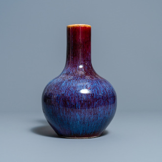 Een Chinese flesvormige vaas met flambé glazuur, 19e eeuw