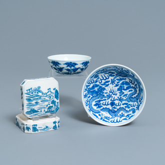 A Chinese blue and white plate, a bowl and a box and cover, Qianlong and Guangxu mark, 19/20th C.