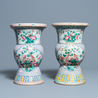 Une paire de crachoirs en porcelaine de Chine famille rose pour le marché Straits ou Peranakan, 19ème