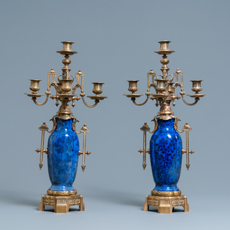 Une paire de vases en porcelaine de Chine à fond bleu montés en candelabres en bronze, Kangxi et 19ème