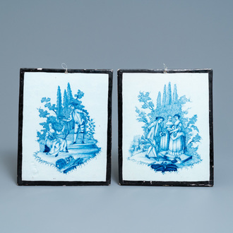 Une paire de plaques en faïence de Delft en bleu et blanc aux bordures en noir, 18ème