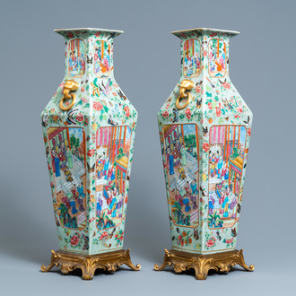 Une paire de vases de forme carrée en porcelaine de Chine famille rose à fond céladon sur socles en bronze doré, 19ème